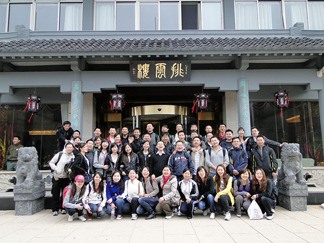 2011。04。30黃山之旅（晨拍——晨起的我們，個個張大嘴巴，原來心里想著“俺要吃”V.jpg
