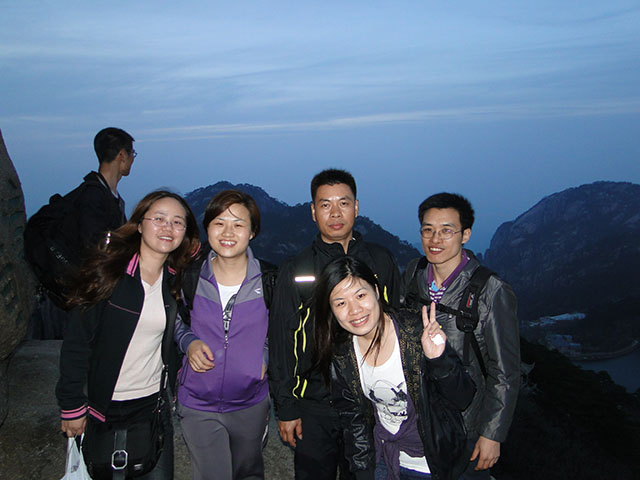 2011。04。30黃山之旅（黃山之上，夜色撩人，人更美?。￢.jpg